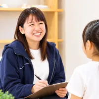 子どもと向き合う児童指導員の仕事の様子