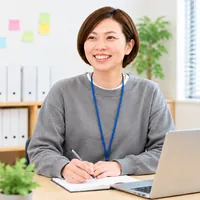 パソコンと手帳を前にした管理者の仕事の様子