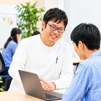 パソコンを見ながら話す就労移行支援員の仕事の様子